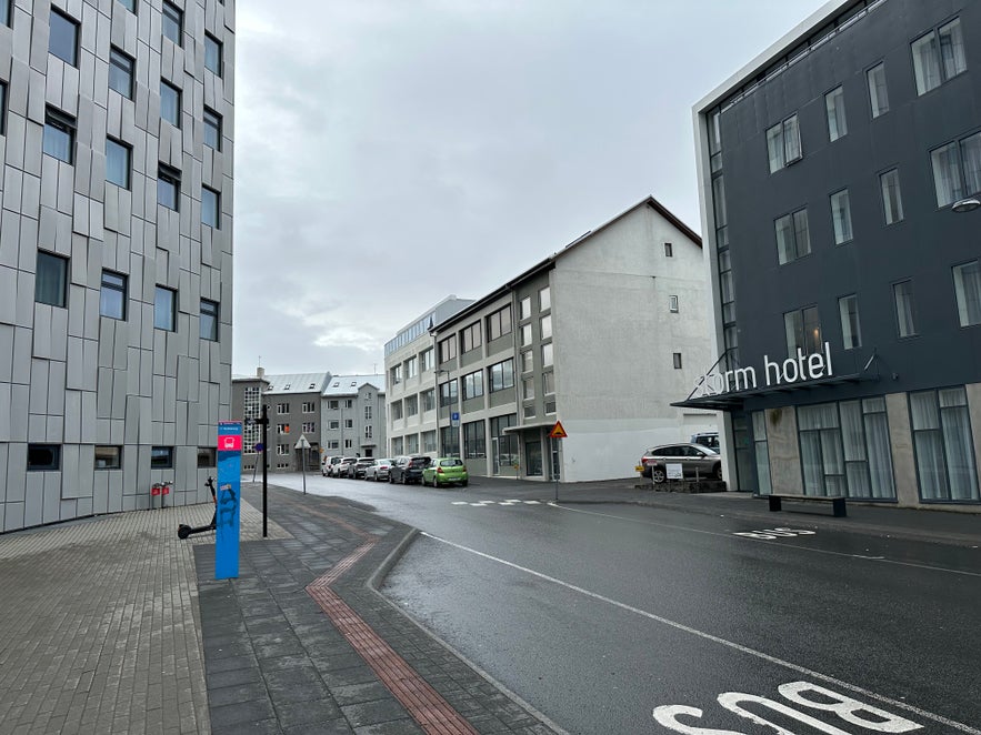 La fermata 12 degli autobus, o Hofdatorg, si trova accanto allo Storm Hotel e al Fosshotel Reykjavik, in Islanda