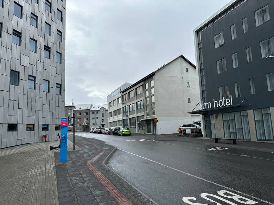 Bushaltestelle 12 Hofdatorg in Reykjavík, in der Nähe des Storm Hotels gelegen und Teil des zentralen Bushaltestellen-Netzes von Reykjavík.