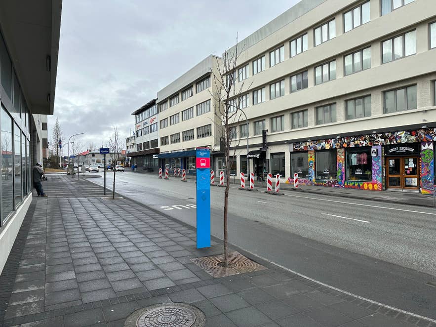 Bushalte 13 Rauðarárstígur, een handige halte bij de winkelstraat Laugavegur en een van de bushaltes in Reykjavik.