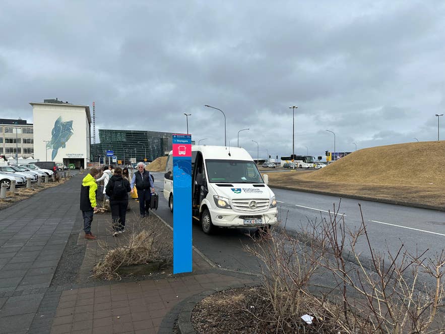 Reizigers stappen in bij bushalte 14 Skúlagata, een halte aan de kust die deel uitmaakt van het netwerk van bushaltes in Reykjavik.