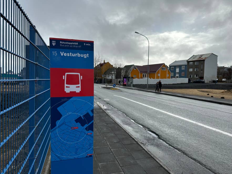 Bushaltestelle 15 Vesturbugt in Reykjavík, eine ruhige Haltestelle am Hafen in der Nähe von Wohnstraßen und eine der wichtigsten Bushaltestellen in Reykjavík.