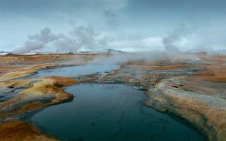 Slap af i de mineralrige varme kilder ved søen Myvatn, omgivet af Islands storslåede vulkanske landskaber.
