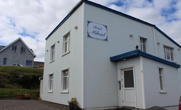 Het buitenaanzicht van Guesthouse Mikael in het centrum van Hofn.