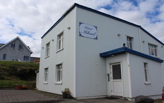Widok zewnętrzny Guesthouse Mikael w centrum Hofn.
