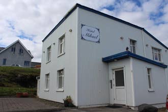The exterior view of Guesthouse Mikael in central Hofn.