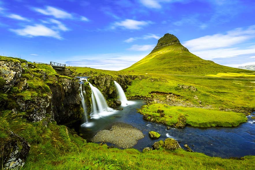 Montagne de Kirkjufell et cascade sur la péninsule de Snaefellsnes, une étape spectaculaire lors d’un voyage en Islande en bateau de croisière.