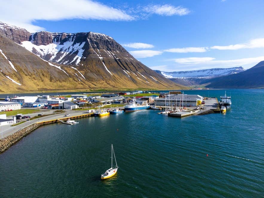 Port d’Isafjordur dans les Fjords de l’Ouest, une destination isolée et pittoresque à découvrir lors d’une croisière en Islande.