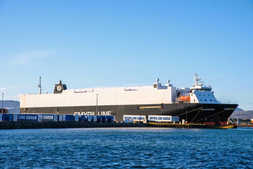 Navire de fret Mykines de Smyril Line amarré au port de Thorlakshofn, un point d’accès important à l’Islande en croisière.