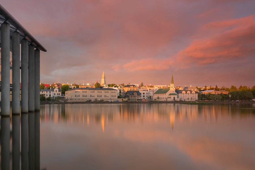 El lago Tjornin, al atardecer, en Reikiavik.