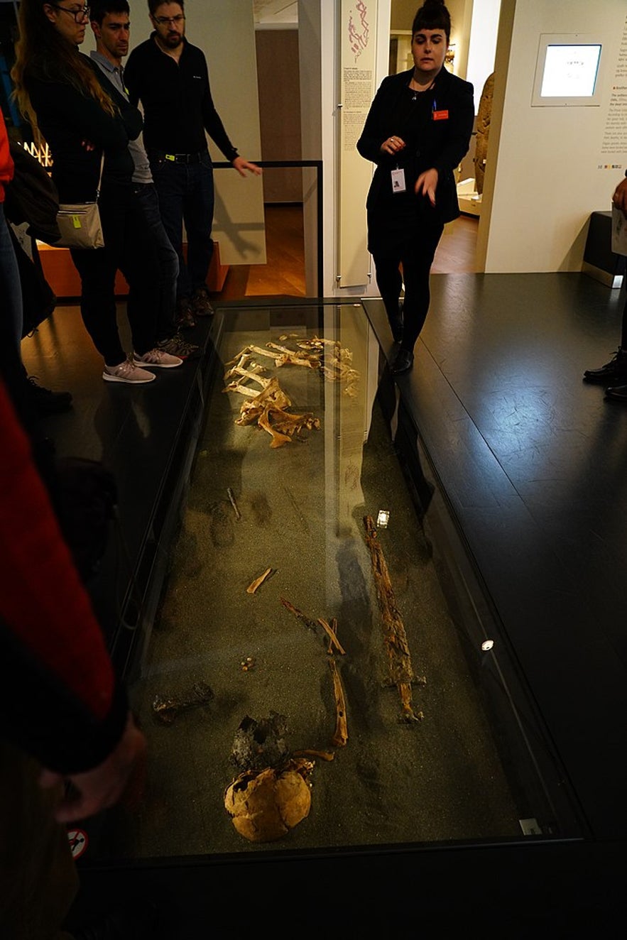 Una guía turística con un grupo en el Museo Nacional de Islandia.