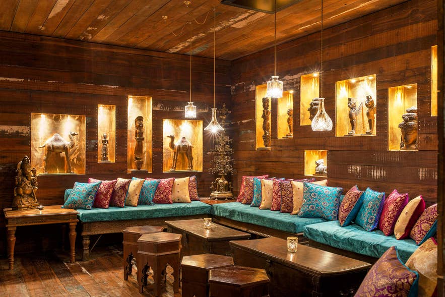 Austur-Indiafjelagid is een Indiaas restaurant aan de straat Hverfisgata in het centrum van Reykjavik, waar heerlijke gerechten met authentieke Indiase specerijen worden geserveerd