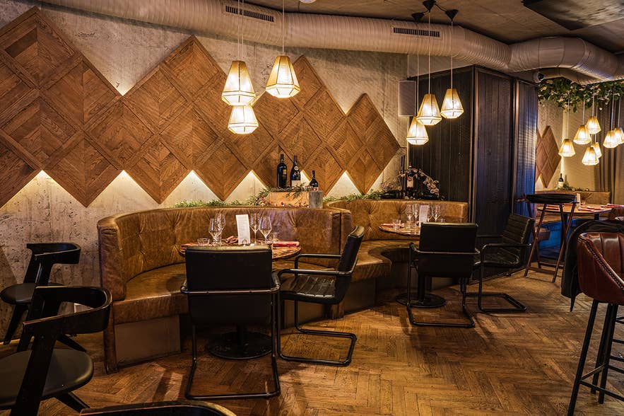 Kol Restaurant is een stijlvol restaurant in het centrum van Reykjavik, vlak bij de kerk Hallgrimskirkja