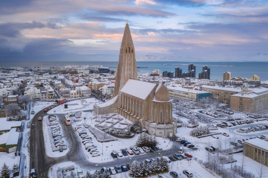 La Chiesa Hallgrimskirkja si staglia nella Reykjavik innevata d’inverno.