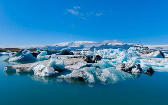 Udsigt over Jökulsárlón-gletsjerlagunen fyldt med isbjerge.