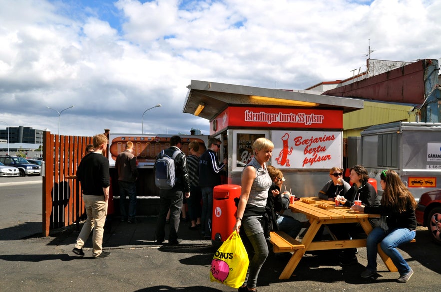 Locals and foreign travelers buy from Baejarins all throughout the day.