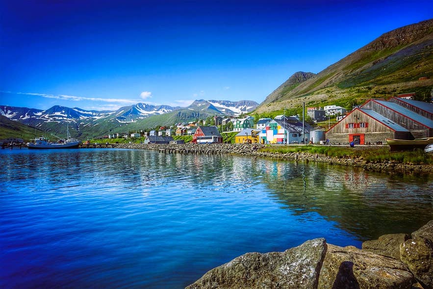 Port coloré et vue sur les montagnes à Siglufjordur, dans le nord de l’Islande, lors d’un voyage en Islande en bateau de croisière.