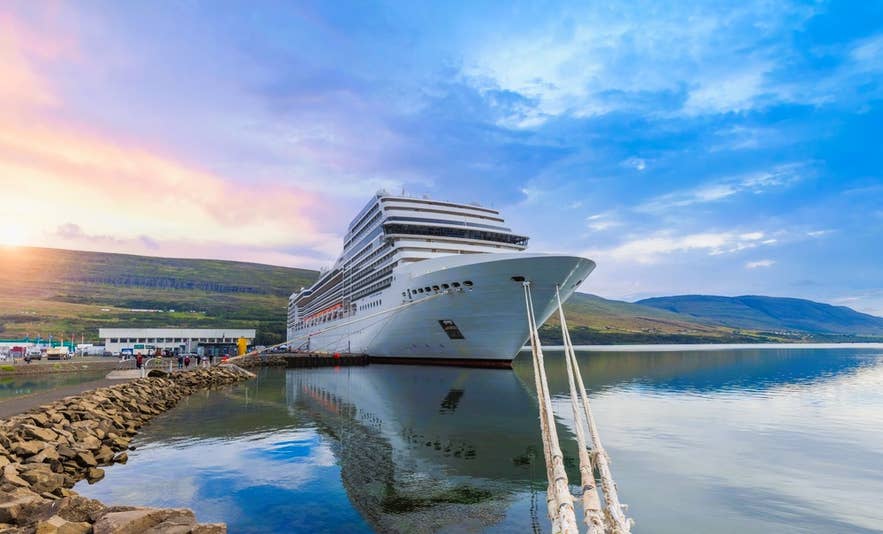Grand navire de croisière amarré dans le cadre pittoresque d’Akureyri, une destination prisée lors d’un voyage en Islande en bateau de croisière.