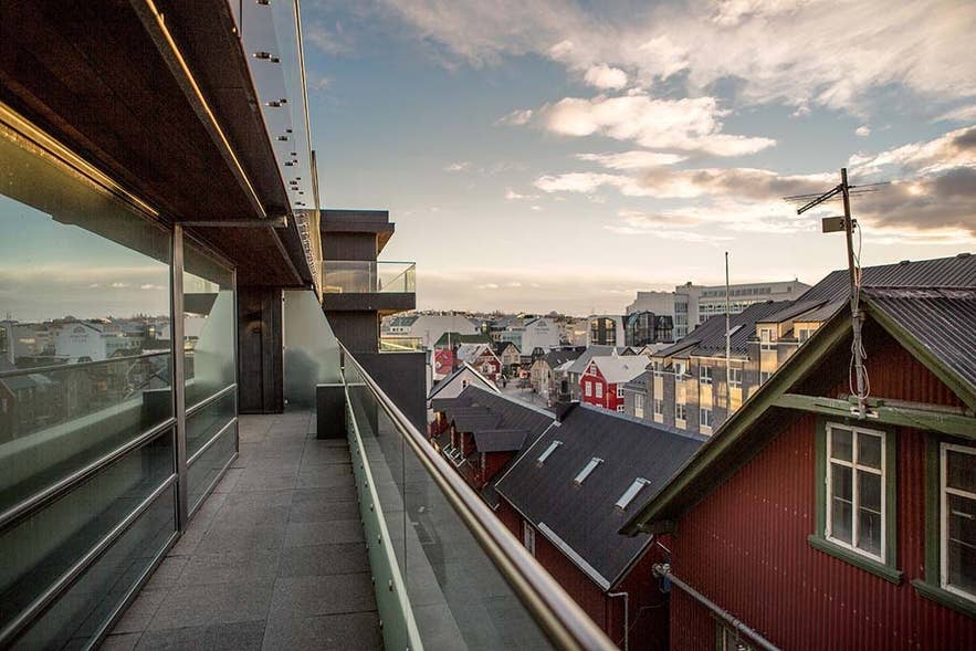 Der Balkon der Penthouse Suite im Black Pearl in Reykjavik mit schönem Blick über die Stadt.