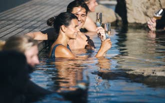 Les Hvammsvik Hot Springs sont l’endroit idéal pour se détendre et partager de bons moments entre amis.