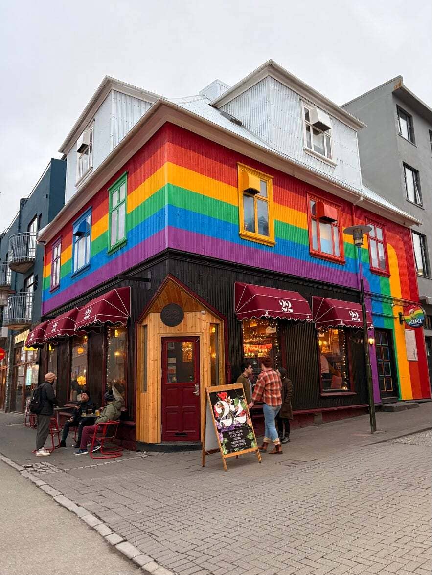 Ein regenbogenfarbenes Gebäude, in dem sich die Kiki Queer Bar in Reykjavík befindet.