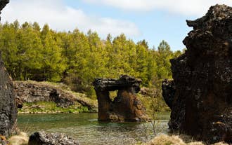 Toinen tuhansia vuosia sitten muodostunut kalliomuodostelma Mývatn-järven ympäristössä.