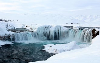 La cascada de Godafoss se transforma en un paraíso helado durante el invierno.