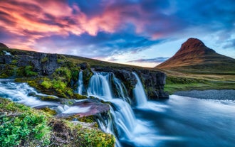 Naturens mästerverk: Kirkjufellsfoss vattenfall, inramat av det ikoniska Kirkjufell-berget, erbjuder en hisnande syn.