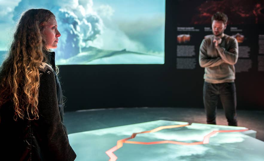 Personas visitando la exposición de Perlan