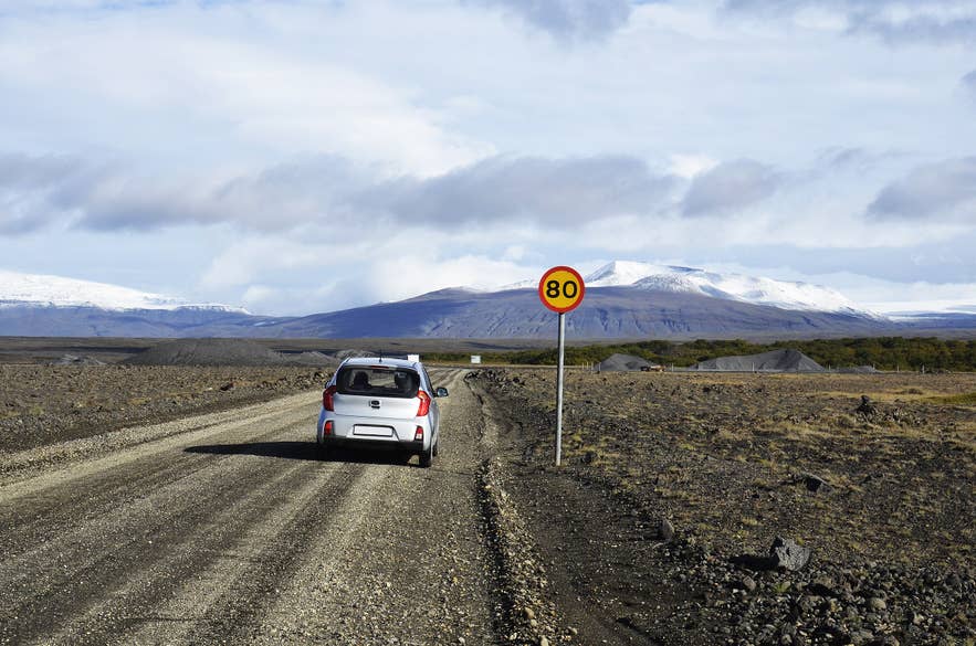 Een auto rijdt door de Hooglanden richting Langjökull-gletsjer tijdens een epische self-drive tour in IJsland.