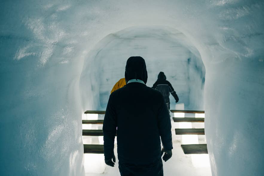 Bezoekers verkennen de ijstunnels in de Langjökull-gletsjer in IJsland tijdens een gegidste gletsjertour.