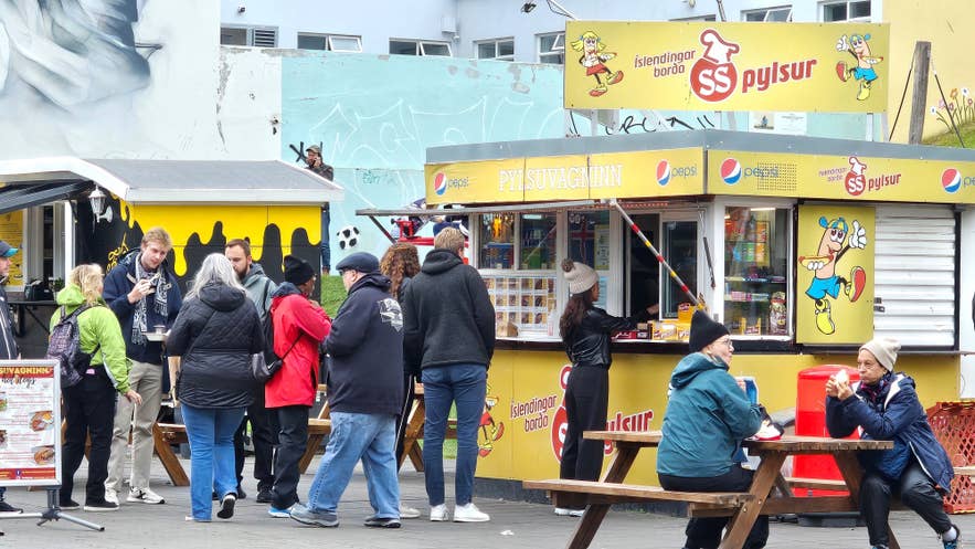 People line up to get hot dogs from Pylsuvagninn a Akureyri