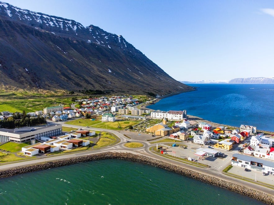 Mountain and harbor landscapes in Iceland, a vibrant setting to explore the best things to do in Isafjordur.