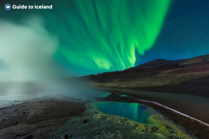 Zorza polarna pojawia się nad gorącymi źródłami w Geysir.