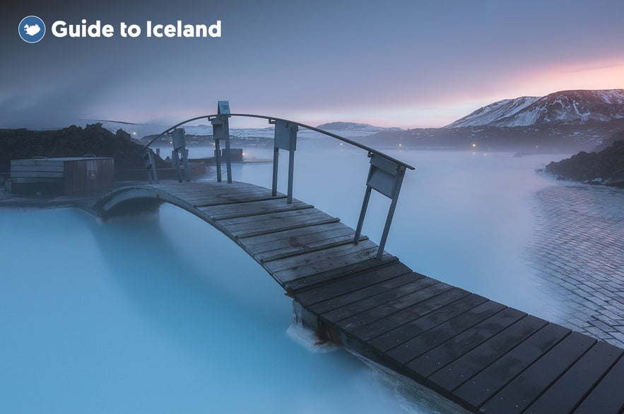 Un puente atraviesa las aguas humeantes de Blue Lagoon.