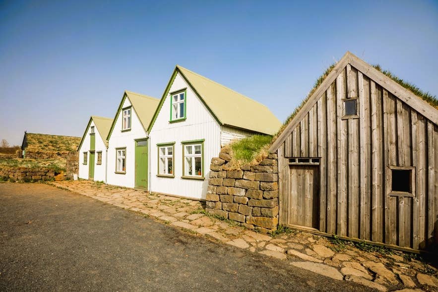 Le musée en plein air d’Arbaer fait partie des lieux secrets et des trésors cachés de Reykjavik, avec ses maisons historiques en tourbe et son architecture islandaise traditionnelle.