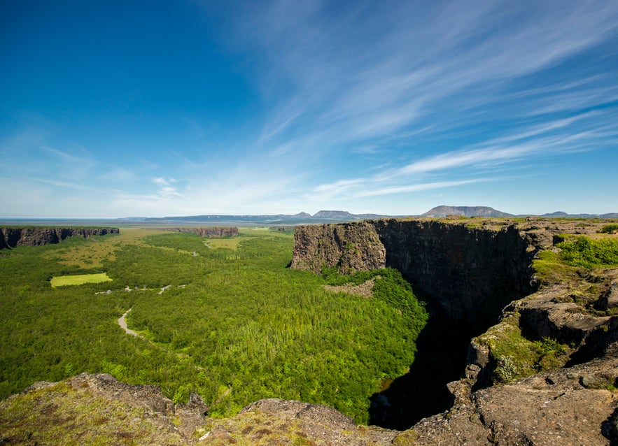 伝説によれば、アゥスビルギ渓谷はオーディンの馬スレイプニルの蹄跡によってできたとされています。