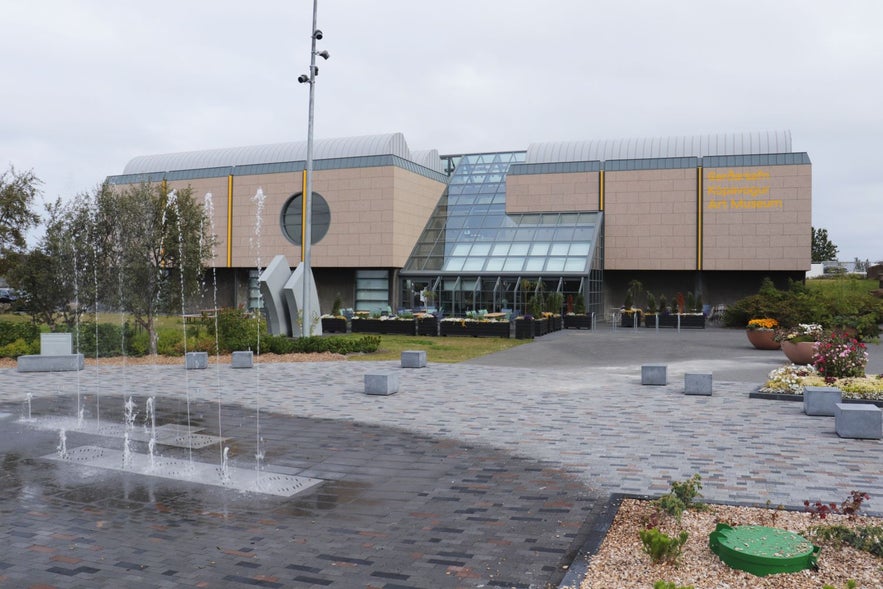 The building of Gerdarsafn Art Museum, seen from the back