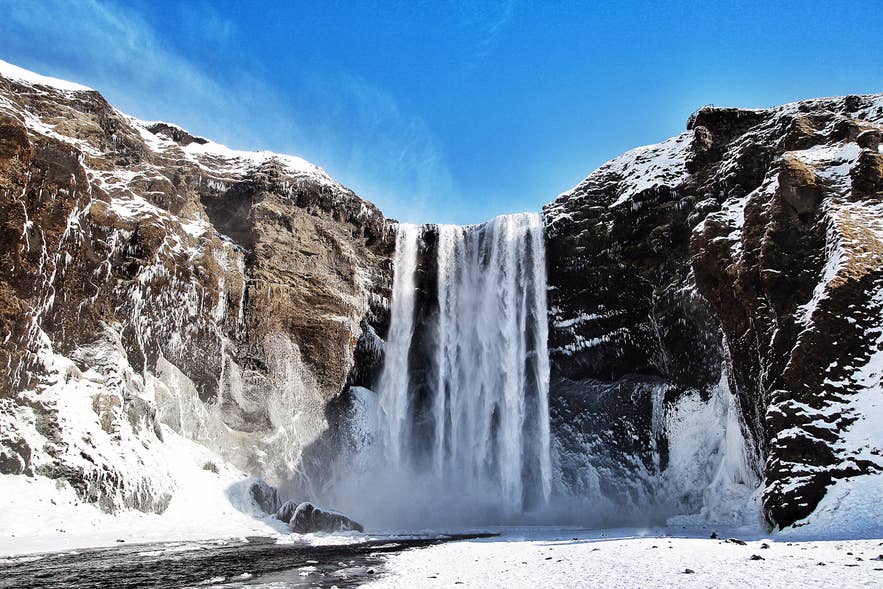 Skogafoss-fossen på Sør-Island er ekstra flott om vinteren