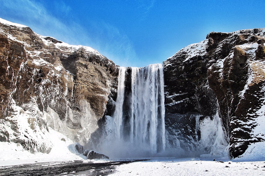 Wodospad Skogafoss w południowej Islandii wygląda naprawdę majestatycznie zimą.