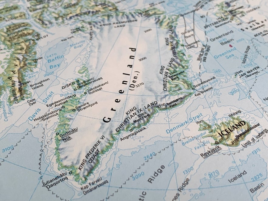 Map showing Greenland and Iceland, highlighting their geographic locations and differences in size and terrain.