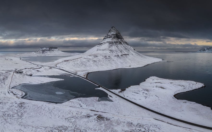 La montaña Kirkjufell, en la península Snaefellsnes, se la conoce como 'La montaña con forma de punta de flecha' en la serie 'Juego de Tronos'.