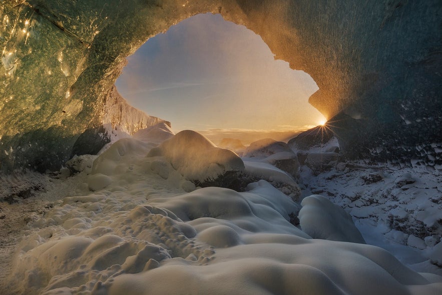 Sole che splende al tramonto in una grotta di ghiaccio in Islanda