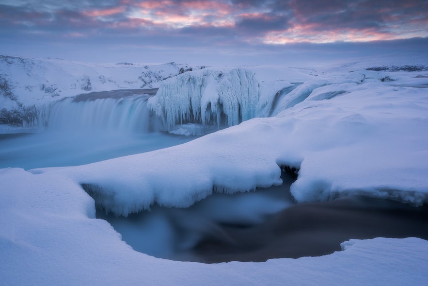 Godafoss, nell'Islanda settentrionale, è spettacolare quando è ghiacciata