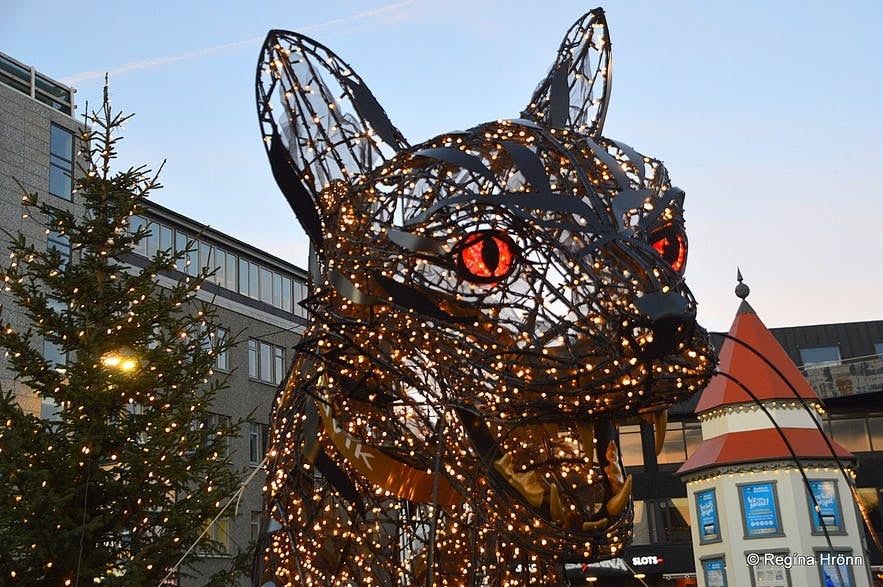 La escultura del Gato de Navidad, Jolakotturinn, ubicada en Laekjatorg, Reikiavik, en invierno