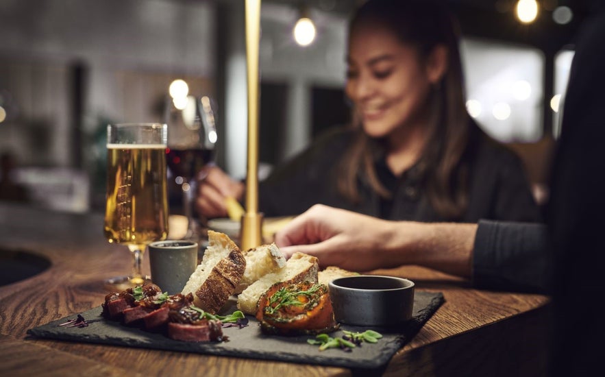 Persone che si godono un pasto allo Sky Lagoon Café di Reykjavik