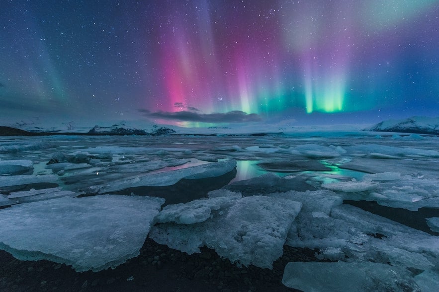 Die Aurora Borealis zeigt sich in vielen verschiedenen Lichtern, wenn sie sehr stark ist.