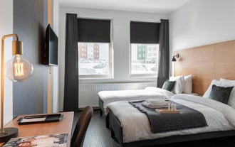 201酒店客房内,两张单人床并排摆放在大窗户旁。