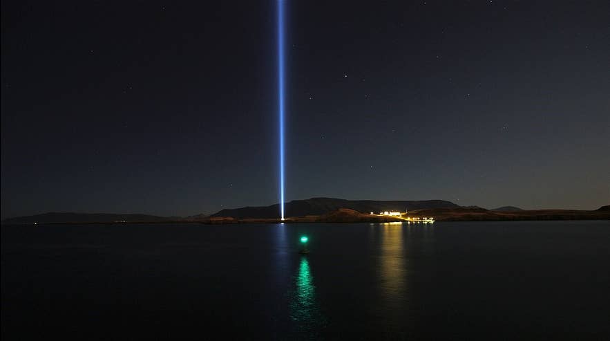 夜空を貫くイマジン・ピースタワー。レイキャビク湾のヴィーズエイ島にある。