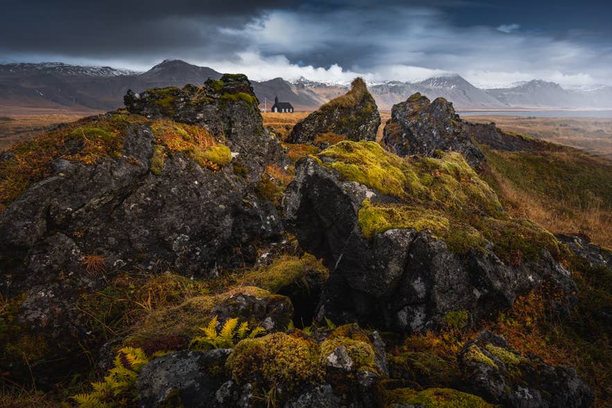 Acantilados de lava y la iglesia de Budir en la península de Snaefellsnes, Islandia, en otoño