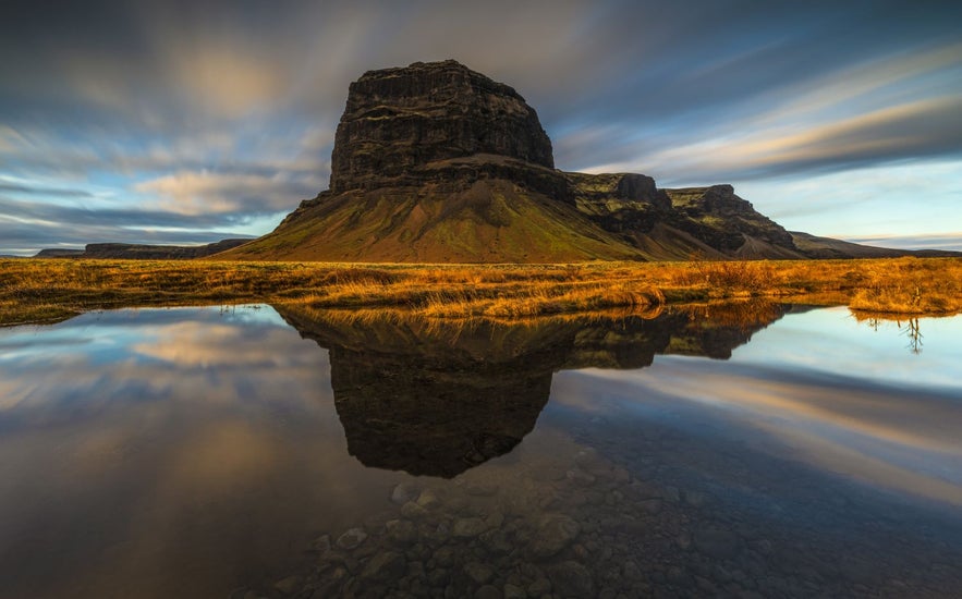 Lomagnupur nell'Islanda meridionale in inverno, riflesso nell'acqua